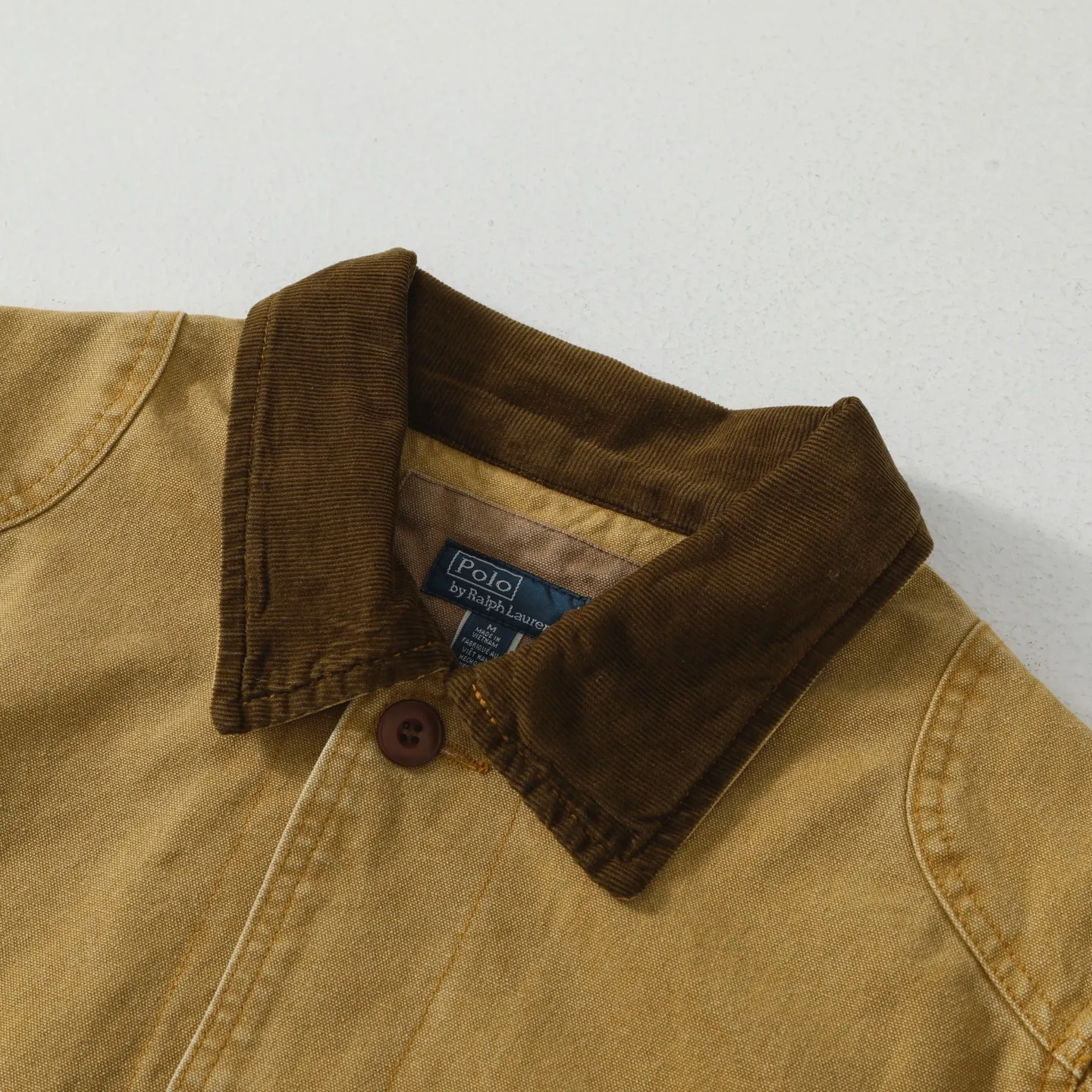 P490 #R13 Ralph Lauren Polo Country Hunting Heavy Industry Second-hand Jacket POLO Ralph Lauren 25th Spring New Casual Splicing Versatile Jacket WMPOOTWN Top is light and soft to wear, which is also a very popular Barn style recently. The version is very correct, comfortable to wear and has a sense of style at the same time. The splicing details are also very exquisite. The 100% pure cotton has just the right hardness and is not that stiff!! It is a very outstanding piece, and the texture and fit can be seen immediately on the upper body. This collection is fantastic, both in design and fabric. Retro and timeless Color: Khaki Size: M-XXL M: Bust 120 Length 72 Sleeve length 62 Shoulder width 49 L: Bust 124 Length 74 Sleeve length 63 Shoulder width 50